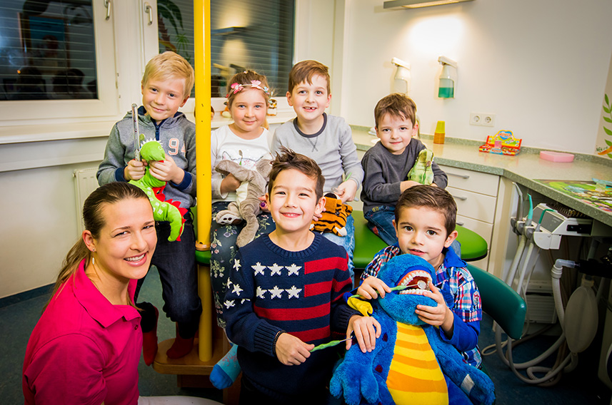 In der Salzburger Ordination fühlen sich die Kinder sichtlich wohl und schenken Dr. Dinah Fräßle-Fuchs und ihren Kolleginnen vollstes Vertrauen. In der Salzburger Ordination fühlen sich die Kinder sichtlich wohl und schenken Dr. Dinah Fräßle-Fuchs und ihren Kolleginnen vollstes Vertrauen.