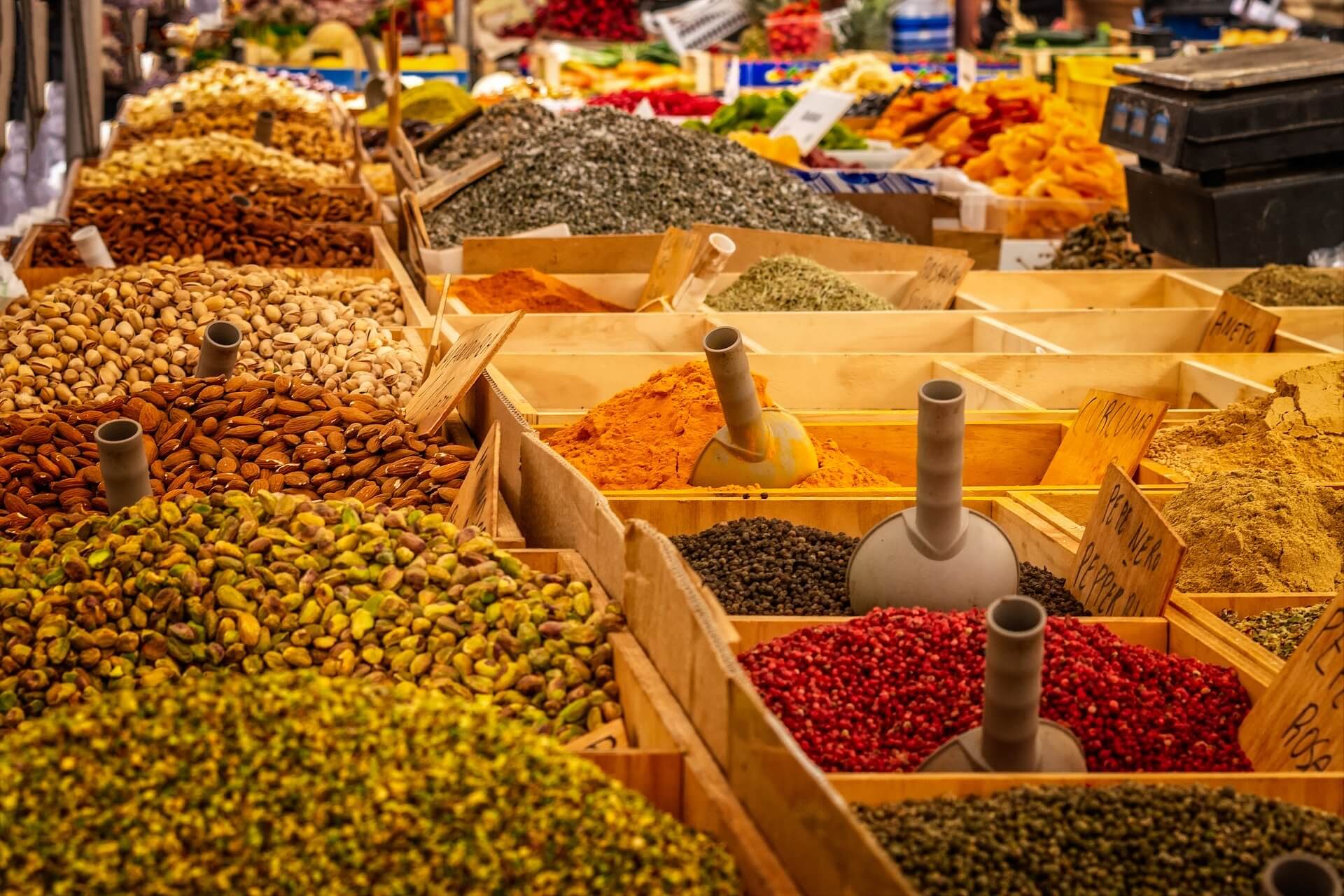 Een specerijen en noten marktkraam
