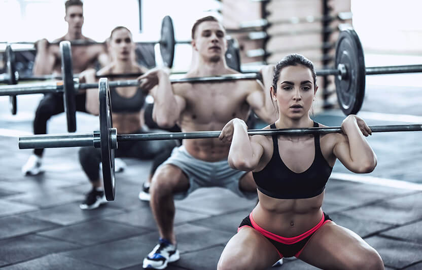 Beim CrossFit kannst du mit dem eigenen Körperkraft oder Gewichten trainieren. Im CrossFit kann entweder mit oder ohne Gewichte trainiert werden