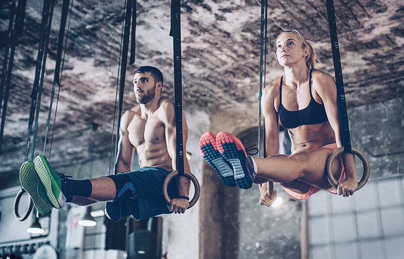 Der Vorteil von CrossFit ist, dass es individuell angepasst werden kann. CrossFit kann an jedes Training und jede Person angepasst werden