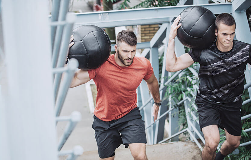 Beim CrossFit kann jeder mitmachen. CrossFit kann jeder machen von einfach bis schwer