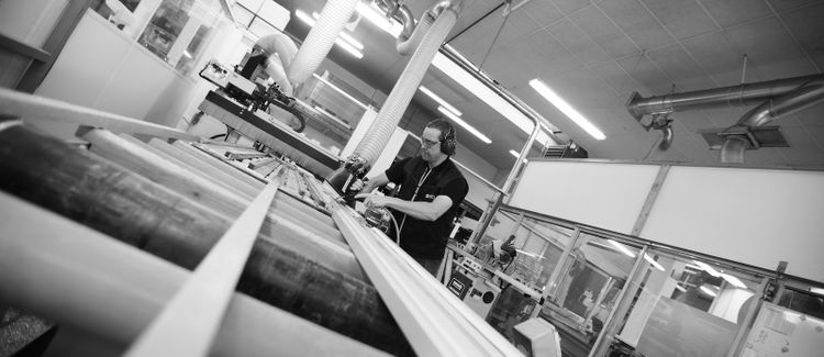 Medarbejder hos DEKO i et produktionsværksted