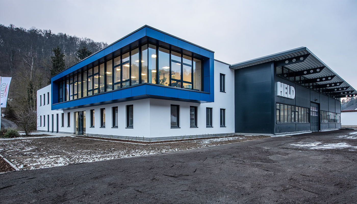 Held GmbH Hauptgebäude in moderner Architektur, gut ausgeleuchtet durch die Leuchten der SLV GmbH