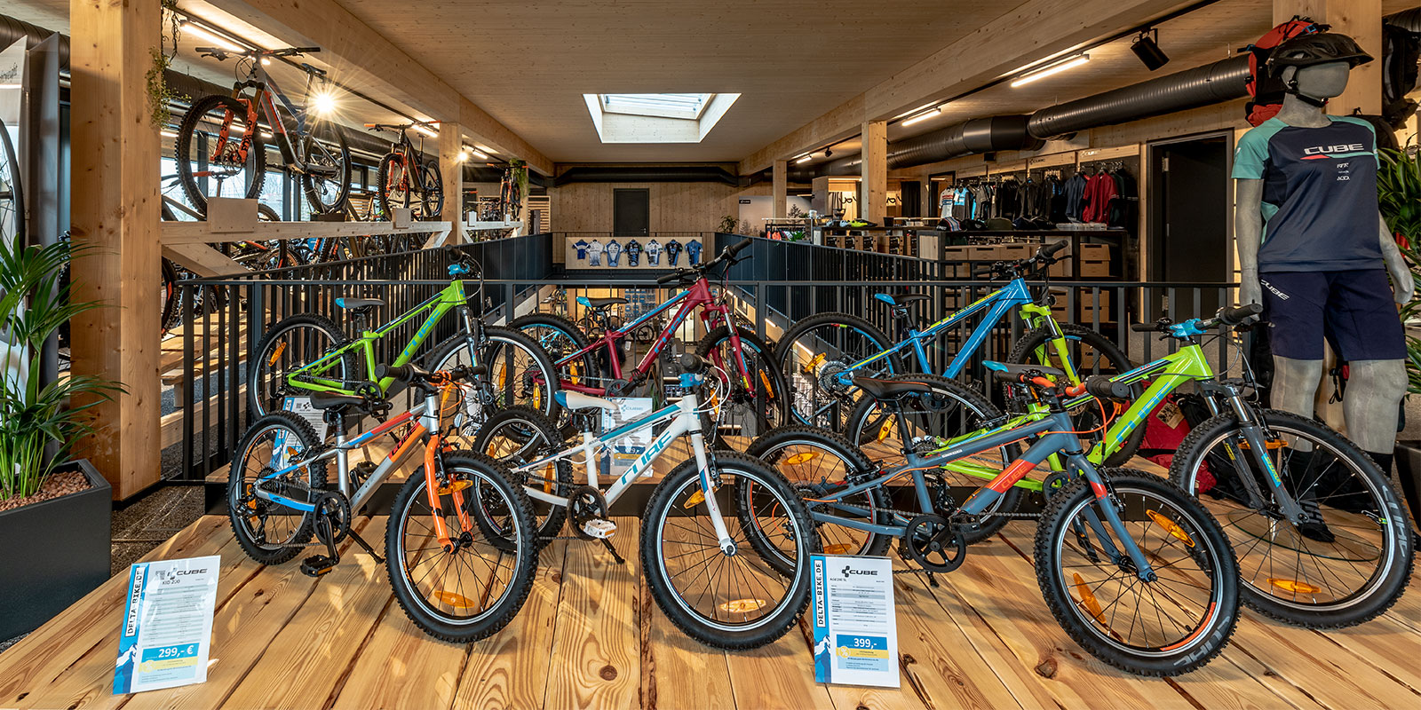 SLV Shopbeleuchtung: Eine Kombination aus Schienen und LED Spots sorgt für die richtige Präsentation der Fahrräder im Delta Bike Store.