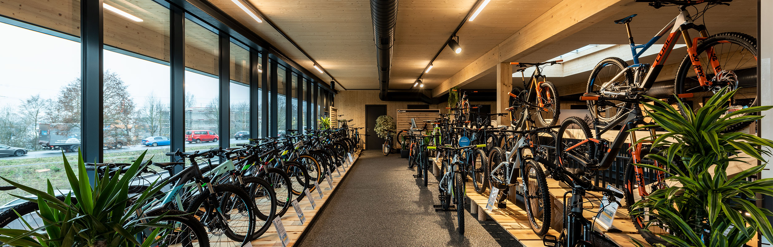 SLV 3-Phasen-Schiene mit LED Spots zur Shopbeleuchtung.