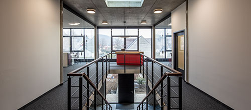 Treppenabgang in Bürogebäude der Firma Held. Ausgeleuchtet durch die Medo-Serie der SLV GmbH