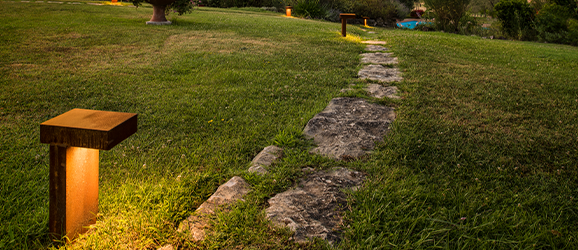 RUSTY PATHLIGHT im Park