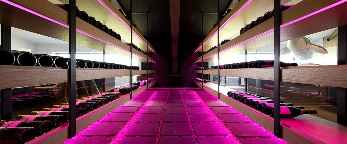 Weinregal mit pinker Beleuchtung