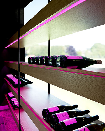 Weinregal mit pinker Beleuchtung