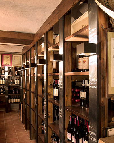 SLV Leuchten in einem Weinfachhandel oder Weinkeller