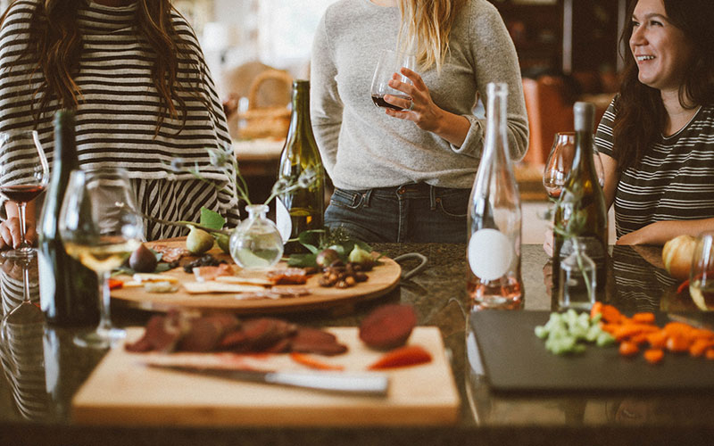 Familie und Freunde bei einem gemütlichen Abendessen