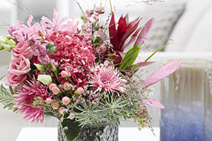 Bloemenarrangement, bloemsierkunst, boeket, vaas, gerbera, roos, nerine, hypericum, sfeerfotografie, botanische beeldbank