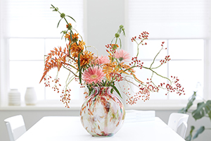 Bloemen in vaas, rozenbottels, bessen, gerbera, arrangement, botanische sfeerbeelden