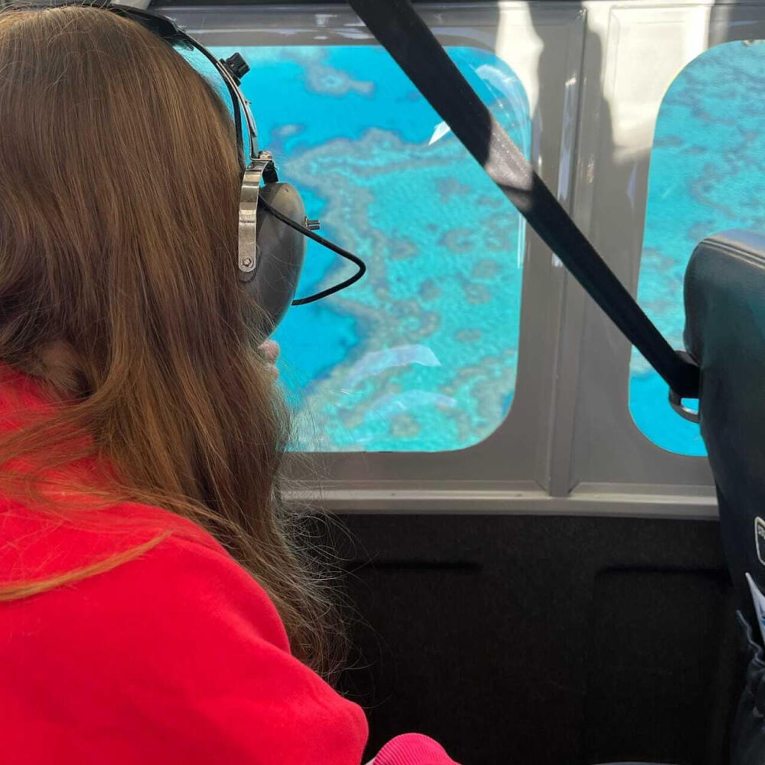 Denise blickt aus einem Flugzeug auf die berühmten Whitsunday Islands