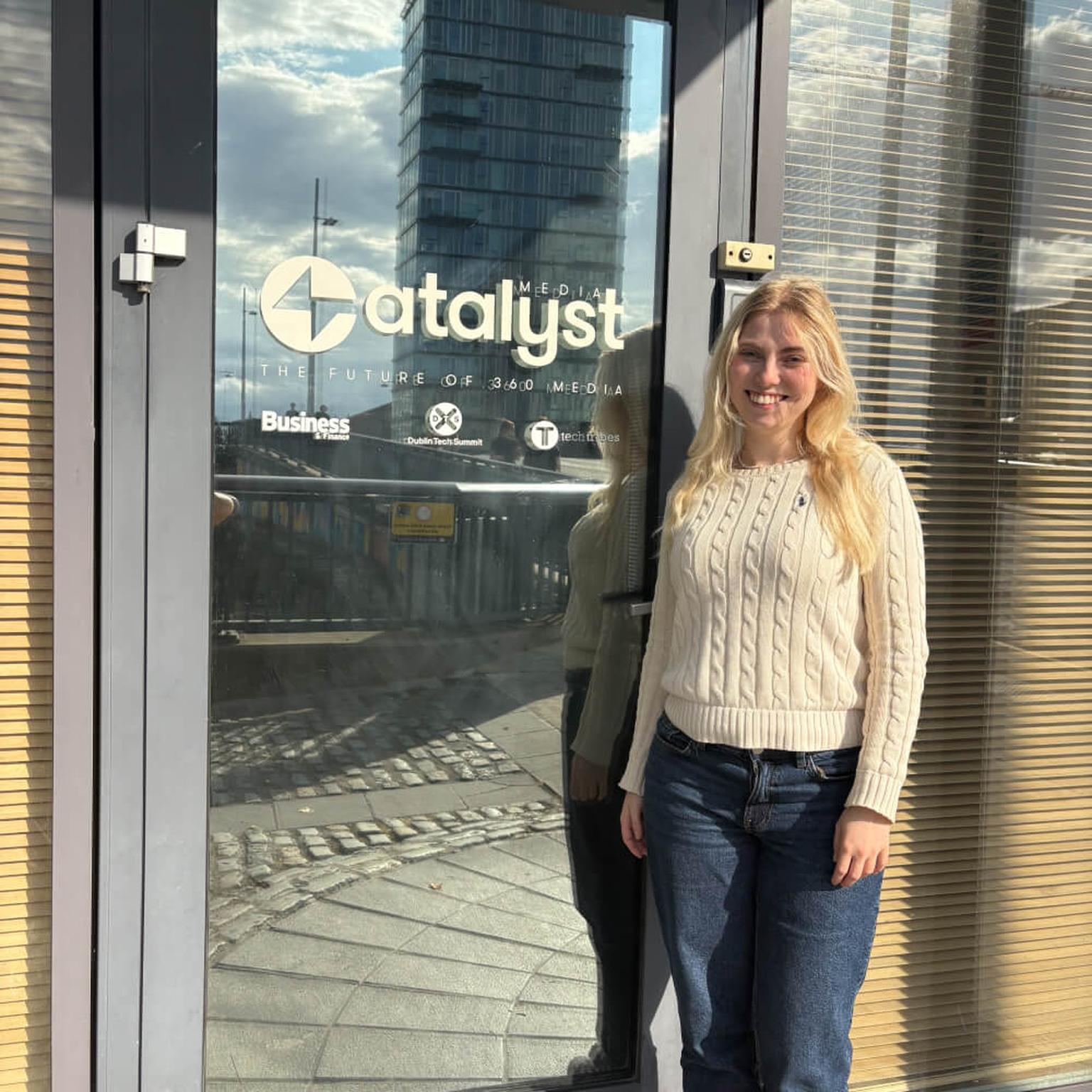 Praktikantin Anna Lena steht vor ihrer Marketing-Agentur