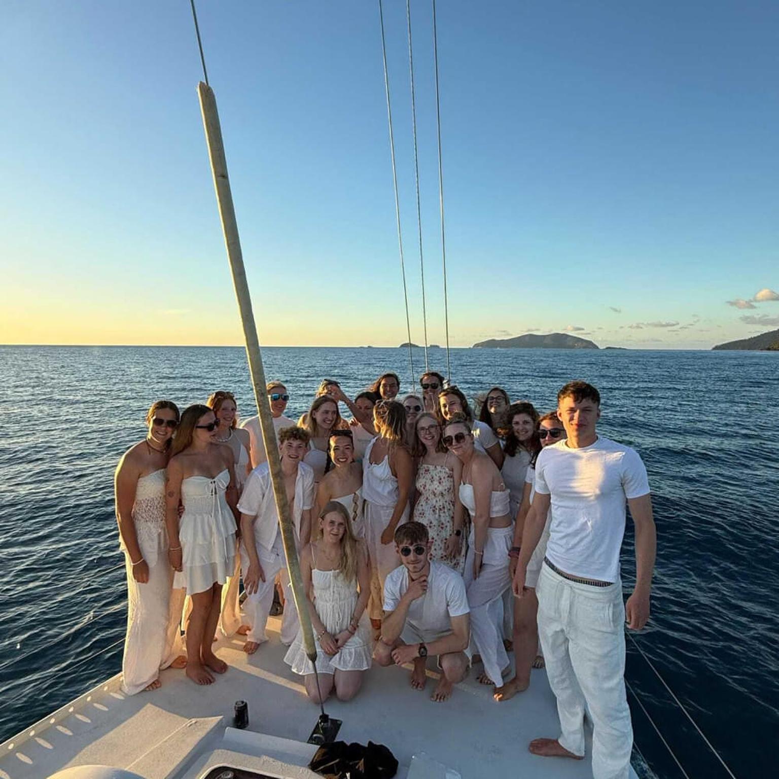 Viele junge Teilnehmer der Abenteuerreise auf einen Boot in Ostaustralien