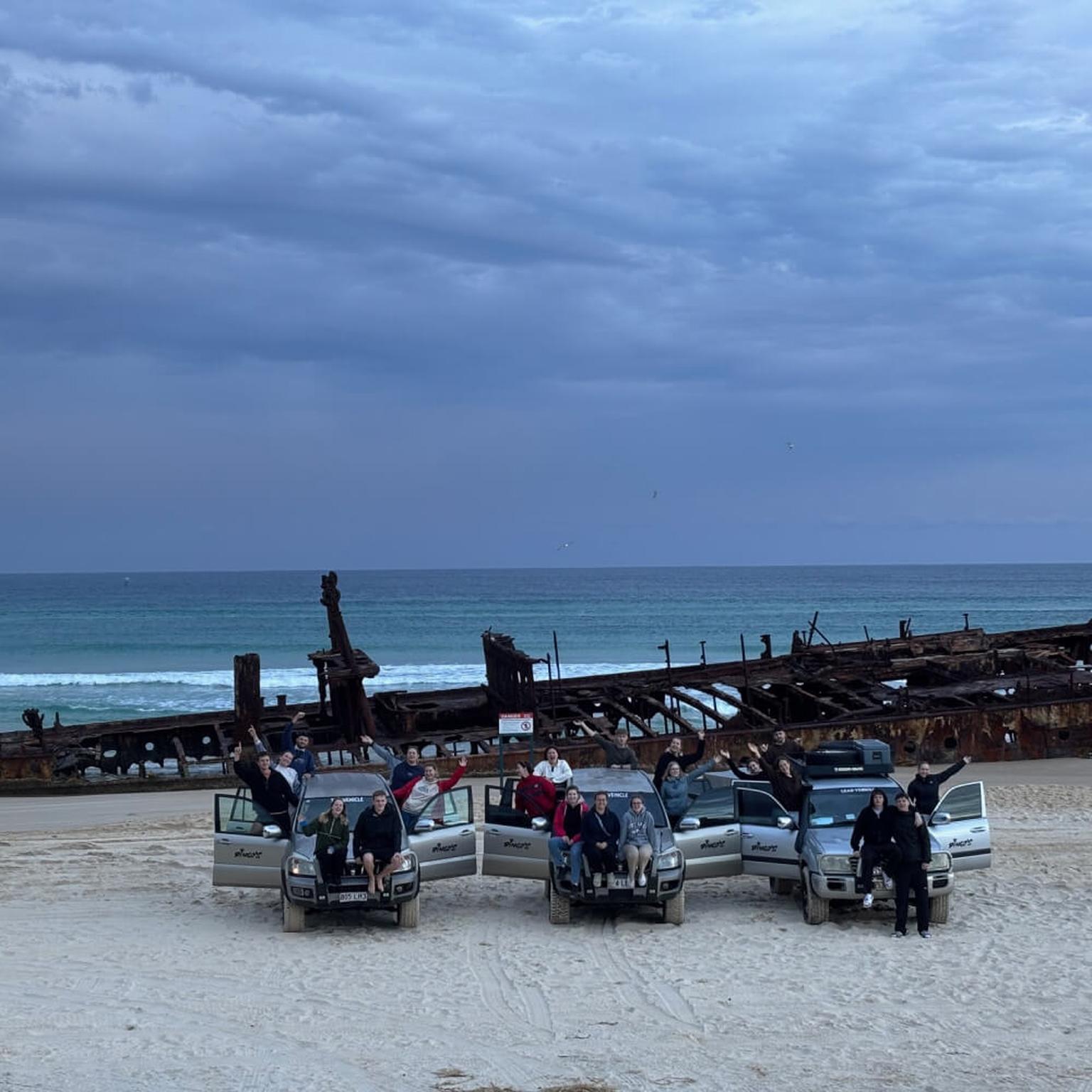 Praktikantin Denise bei Off-Road Fahren am Strand in Australien