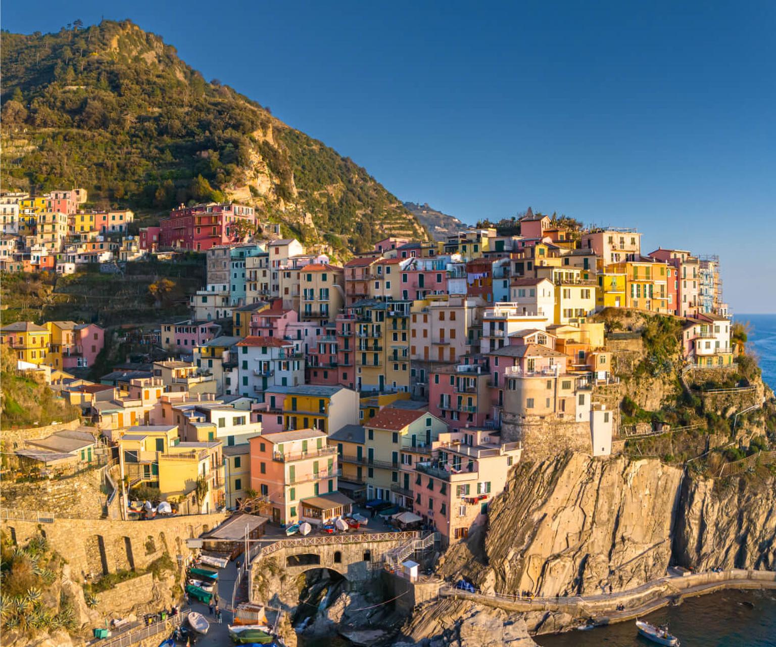 Bunte Häuser von Manarola an der italienischen Riviera – Italien während eines Auslandspraktikums erkunden