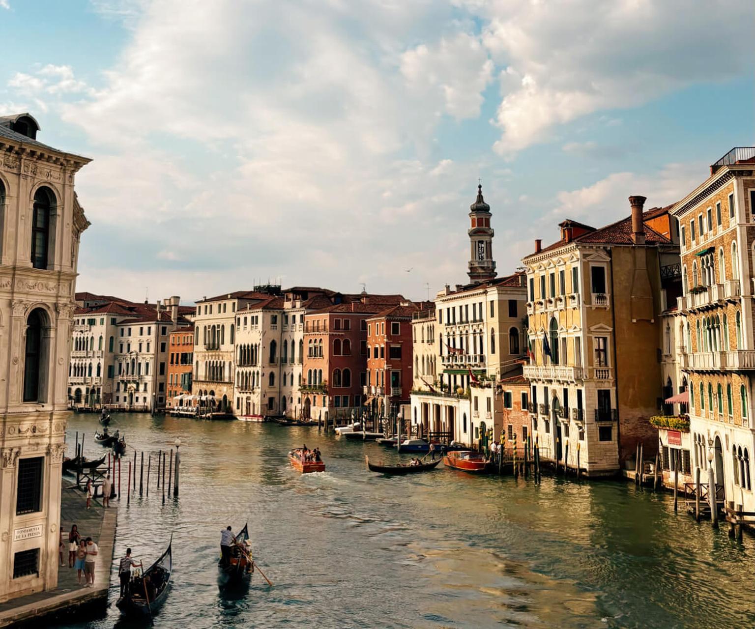 Gondeln und historische Palazzi am Canal Grande in Venedig – Italien während eines Auslandspraktikums entdecken