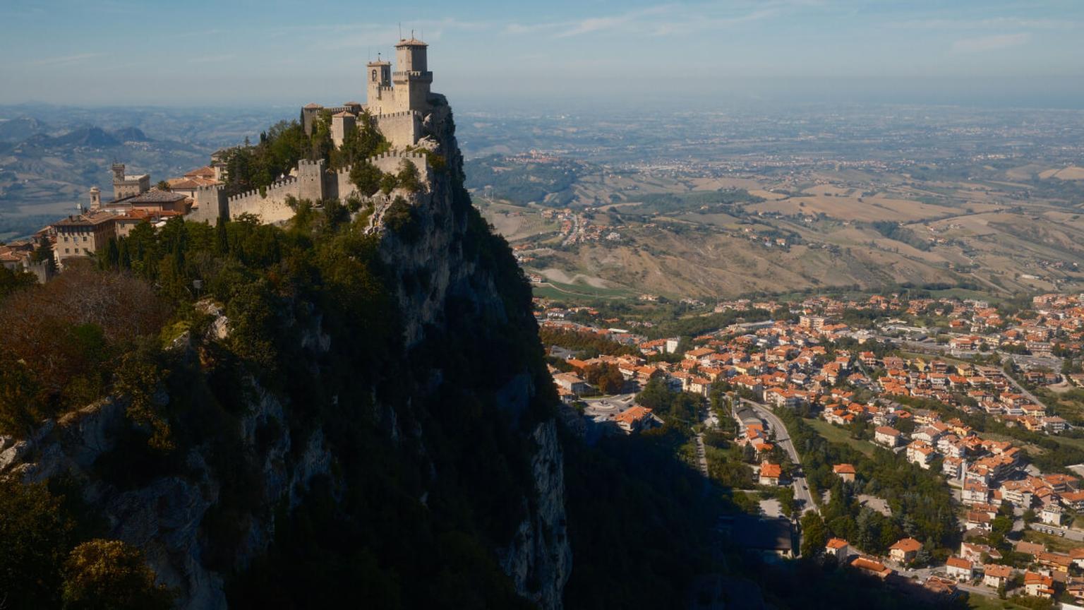Historische Bergfestung von San Marino mit Blick über die umliegende Landschaft