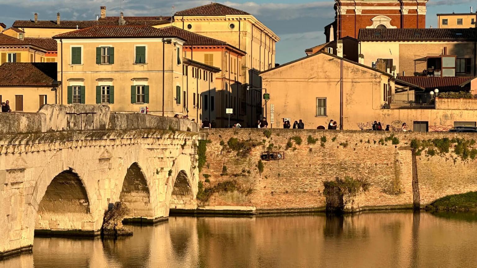 Historische Steinbrücke und italienische Altstadthäuser – Business-Praktikum in Italien