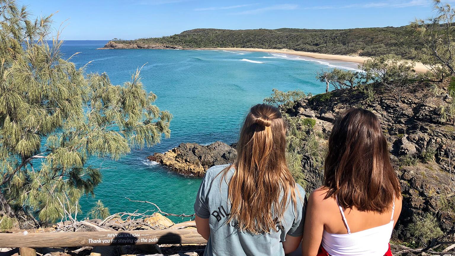 Lehramtstudenten blicken auf australischen Strand nach Schultag