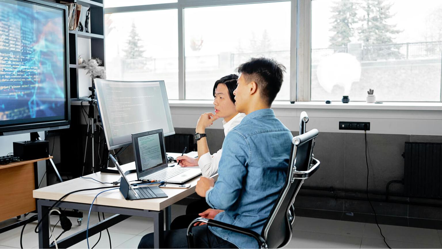 Praktikumskollegen arbeiten an der Entwicklung eines Big-Data & KI-Projekts in Japan