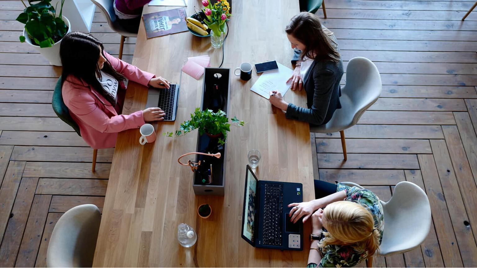 Studenten beim Meeting eines Digital Marketing Praktikums in Japan