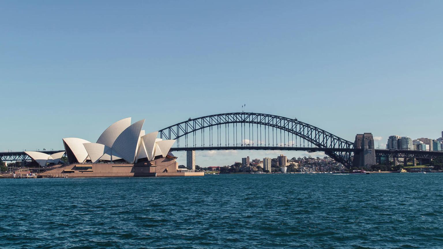 Studenten blicken auf Harbour Bridge während Ingenieurspraktikum in Sydney