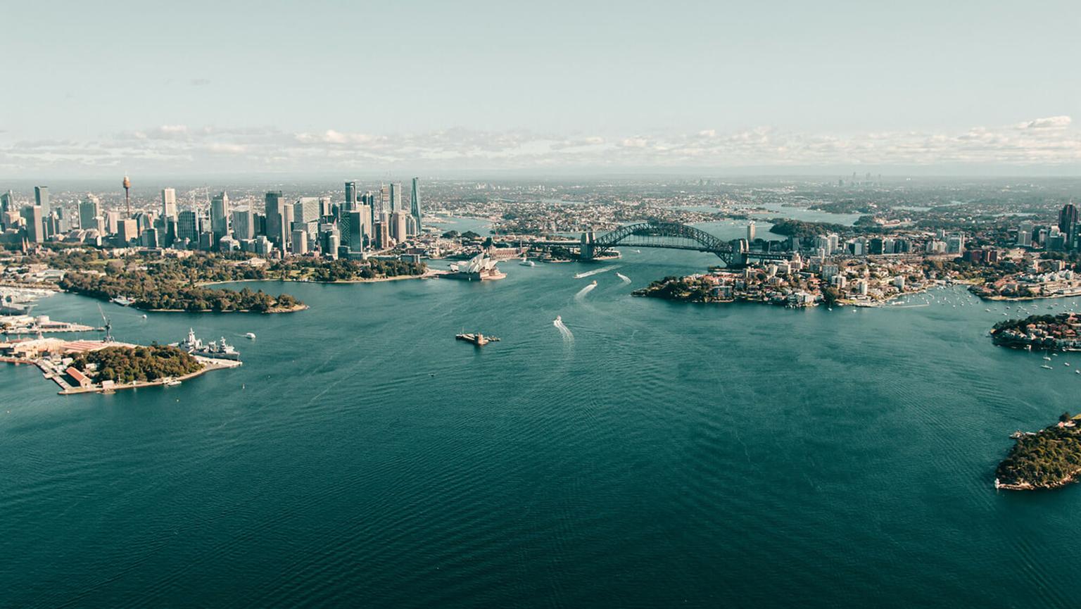 Praktikanten blicken auf Sydney aus der Luft während Tourismuspraktikum