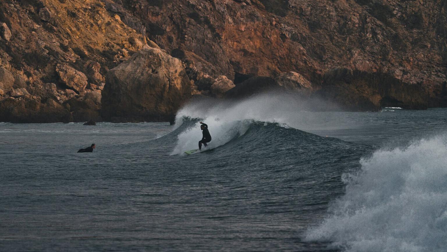 Surfer nutzt Auszeit von Kids Club Praktikum an Algarve Küste