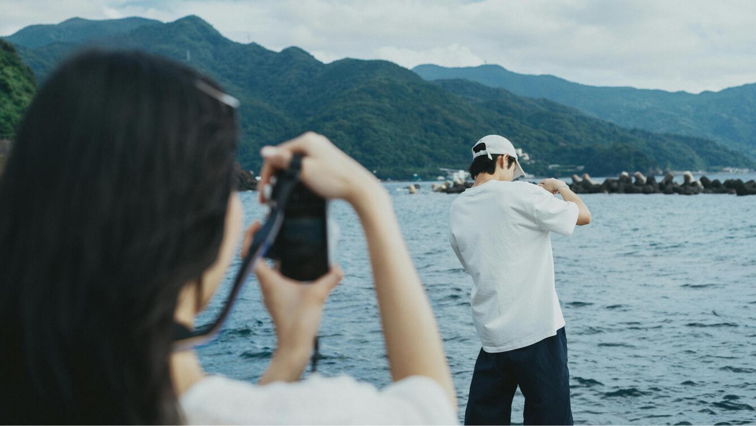Social Media und Marketing-Praktikum in Fukuoka – Studierende fotografieren an einem japanischen See