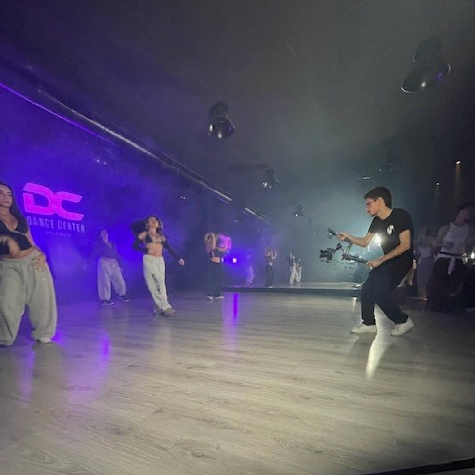 Richard, Praktikant in Spanien, bei der täglichen Arbeit im Tanzstudio in Valencia