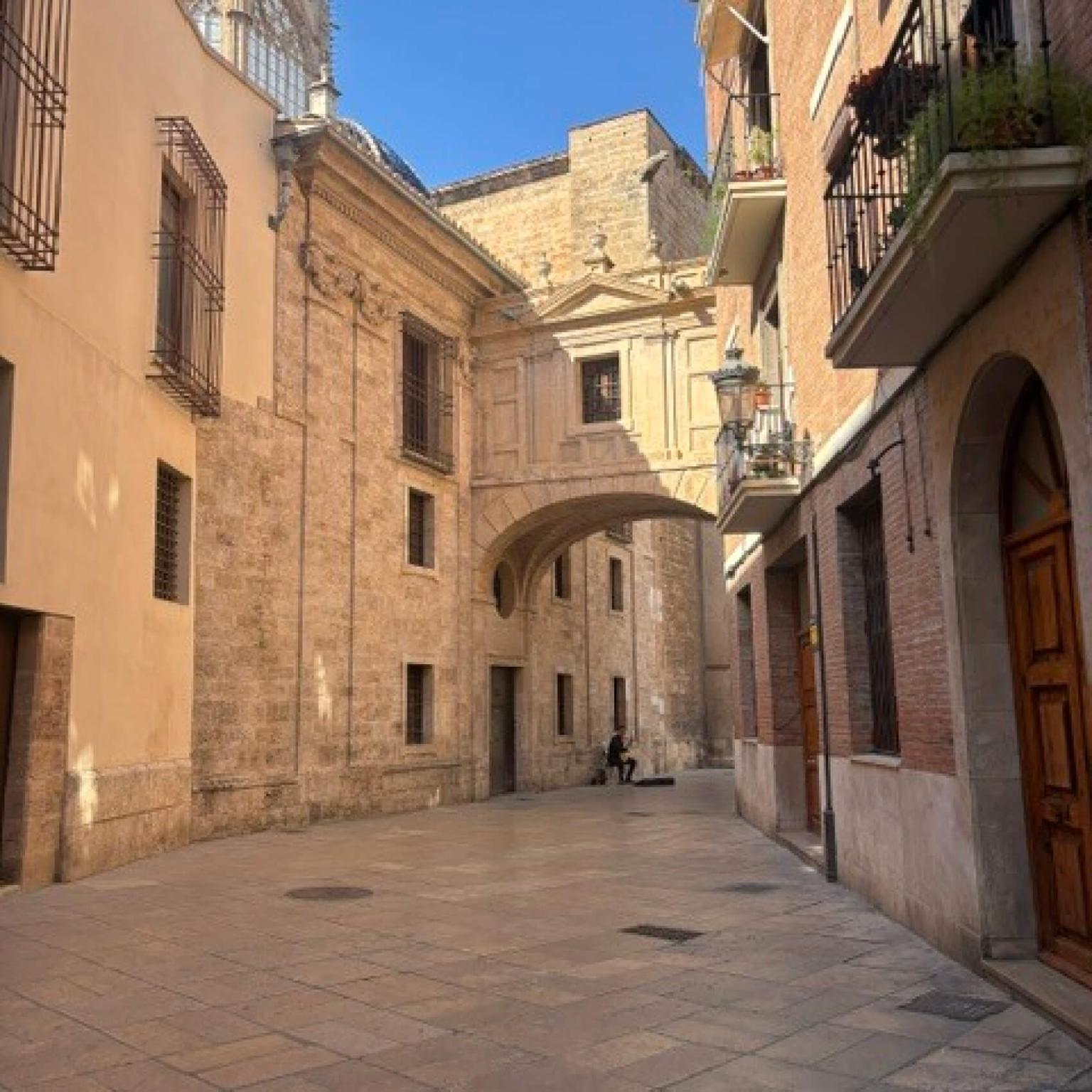 Rebecca is enjoying the benefits of an internship abroad in Valencia as she explores the beautiful city center