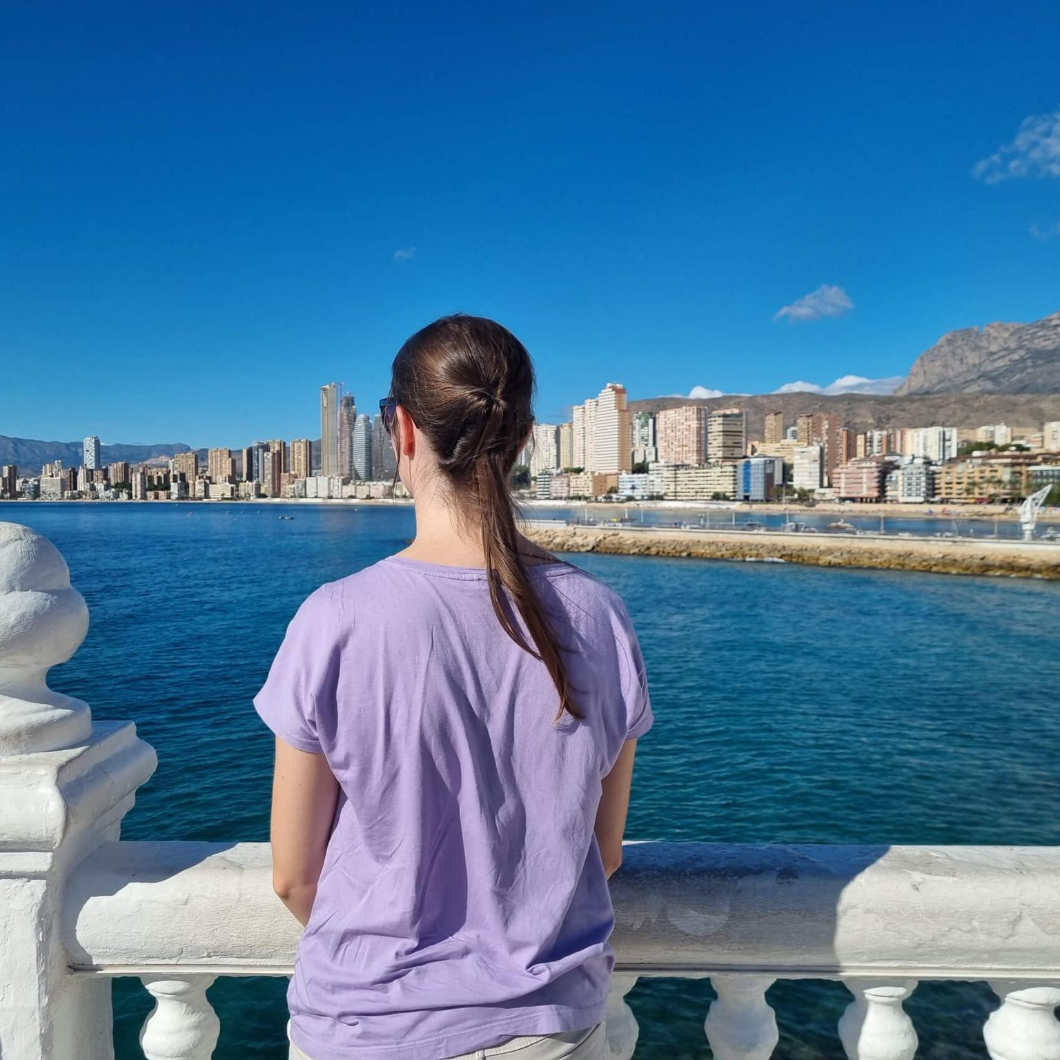 Nele, Psychologie-Praktikantin in Spanien mit Blick auf Valencia