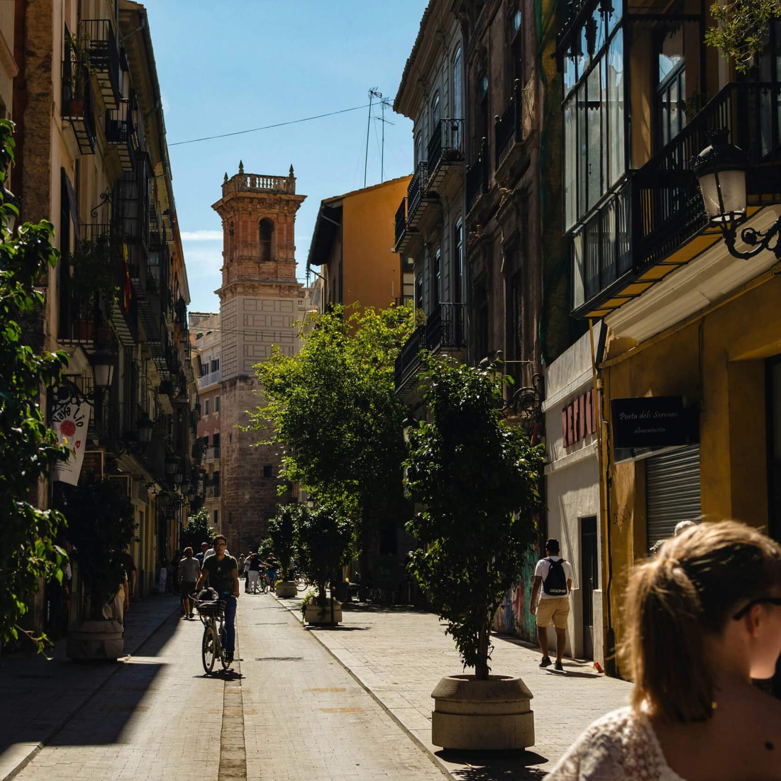 Praktikantin beim Spaziergang durch die wunderschöne Innenstadt Valencias
