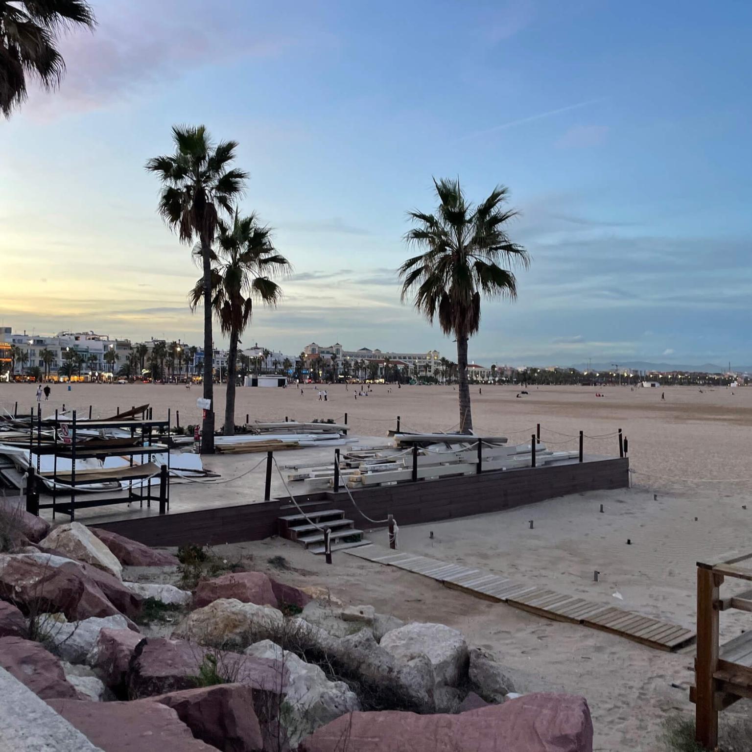 Auslandspraktikant Richard genießt die Auszeit am Strand von Valencia