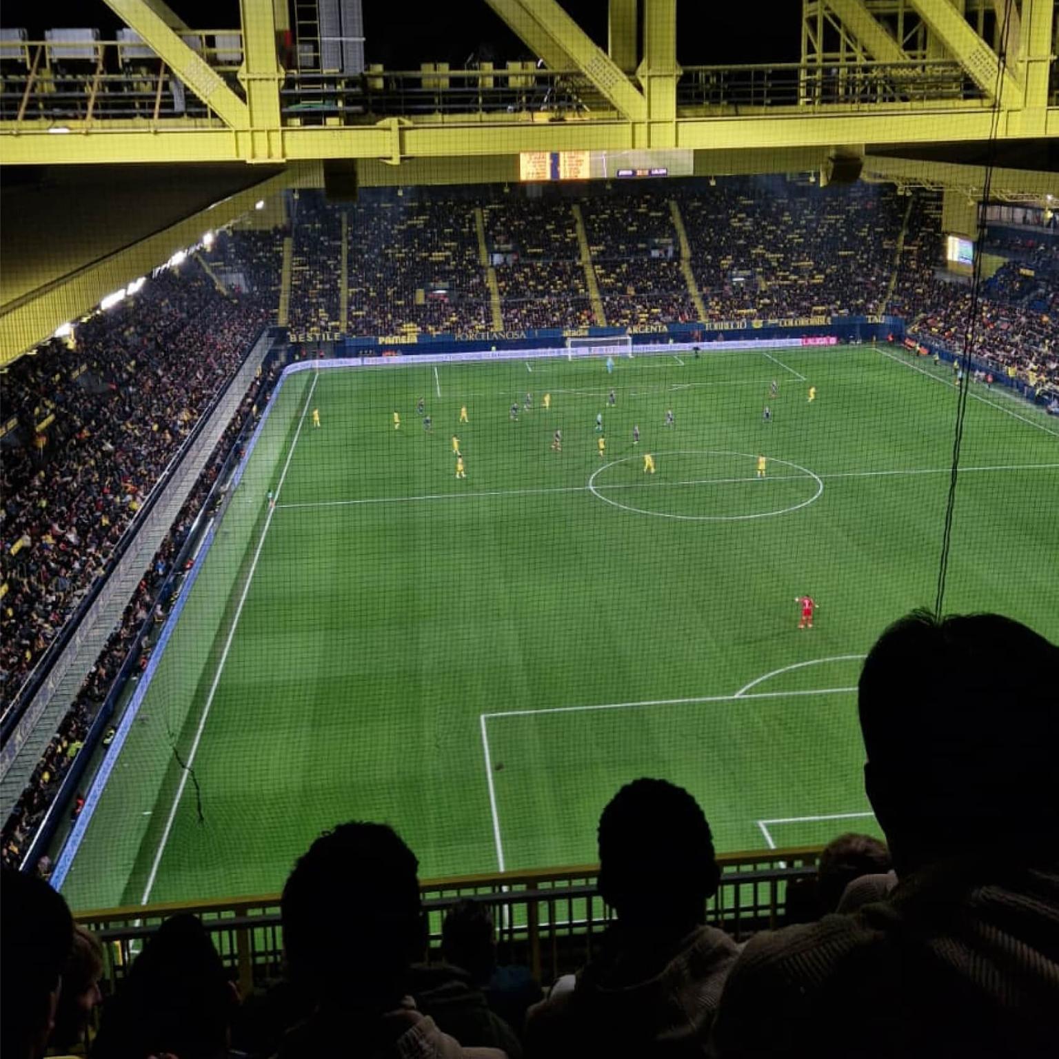 Anika beim Besuch eines Fußballspiels ihres Praktikumgebers Villareal CF in Spanien