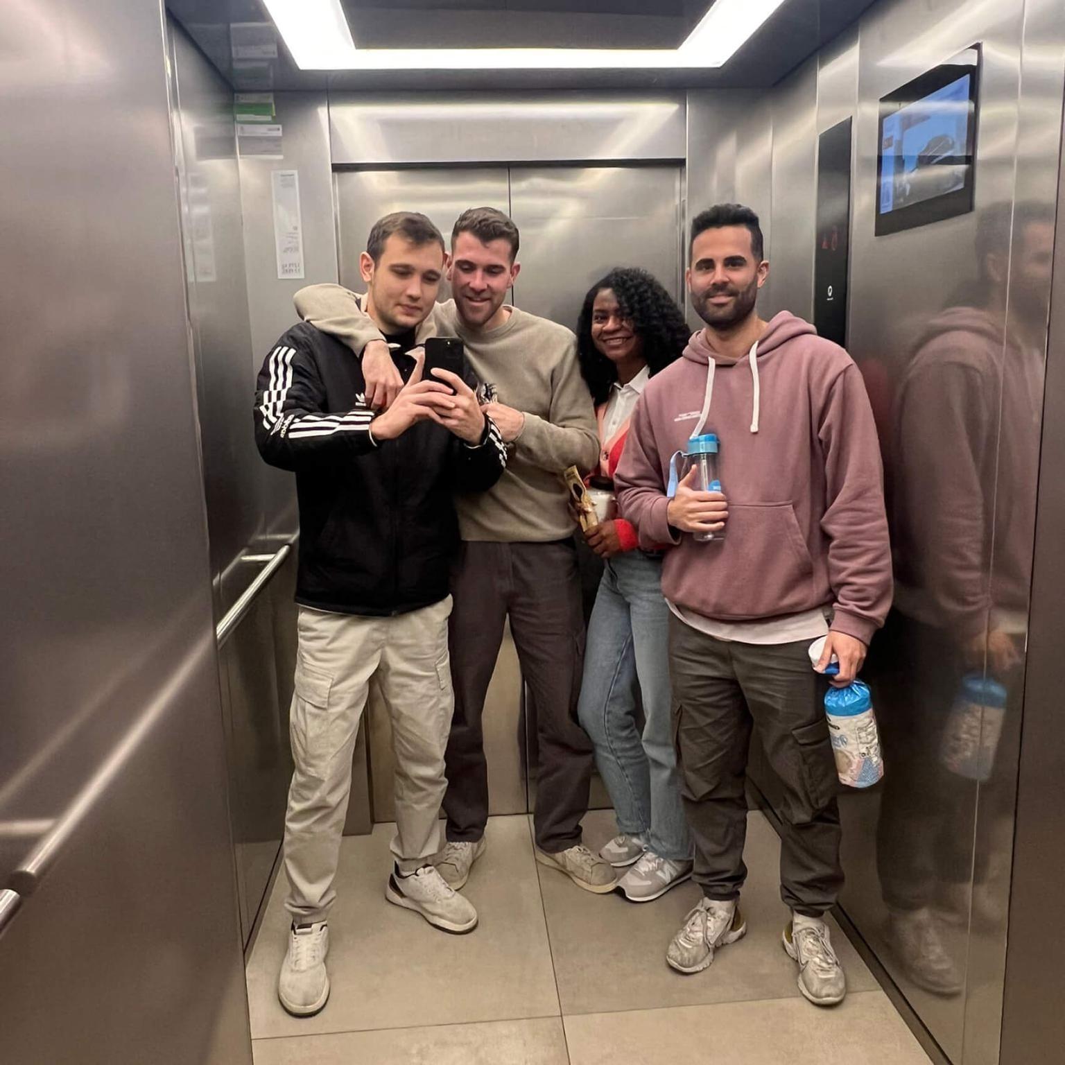 Auslandspraktikant mit seinen Kollegen im Finance-Unternehmen in Spanien