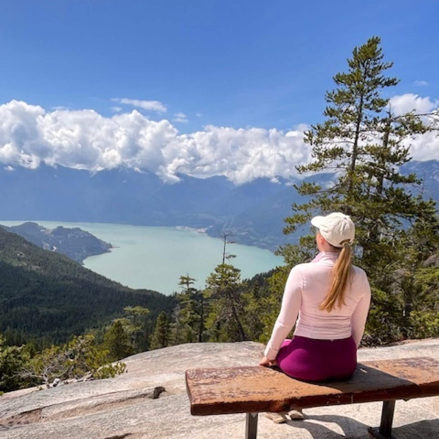 Praktikantin Luzie genießt die Aussicht in Kanada's Rocky Mountains