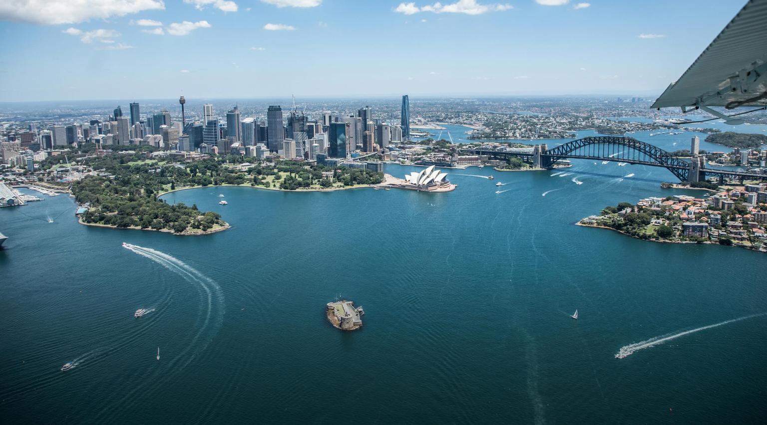 bg image //a.storyblok.com/f/69559/2600x1440/7478d3c537/australia-internships-cover.jpg