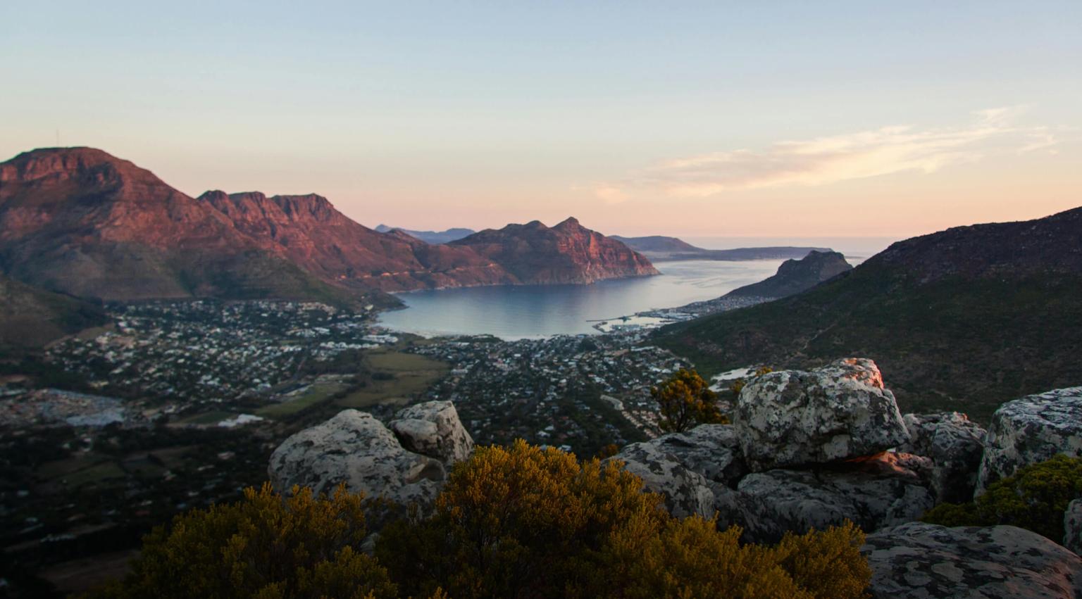 bg image //a.storyblok.com/f/69559/2600x1440/7864439a65/south-africa-2-header.jpg