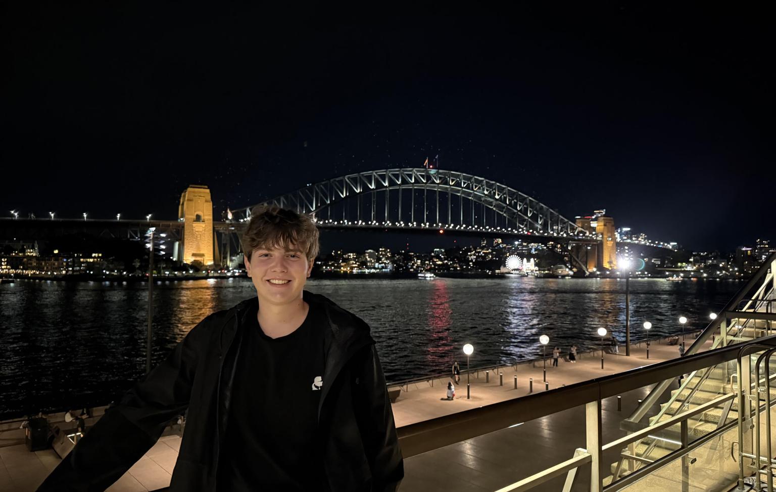 Intern Tom in front of Sydney's famous skyline – a dream destination for an internship abroad