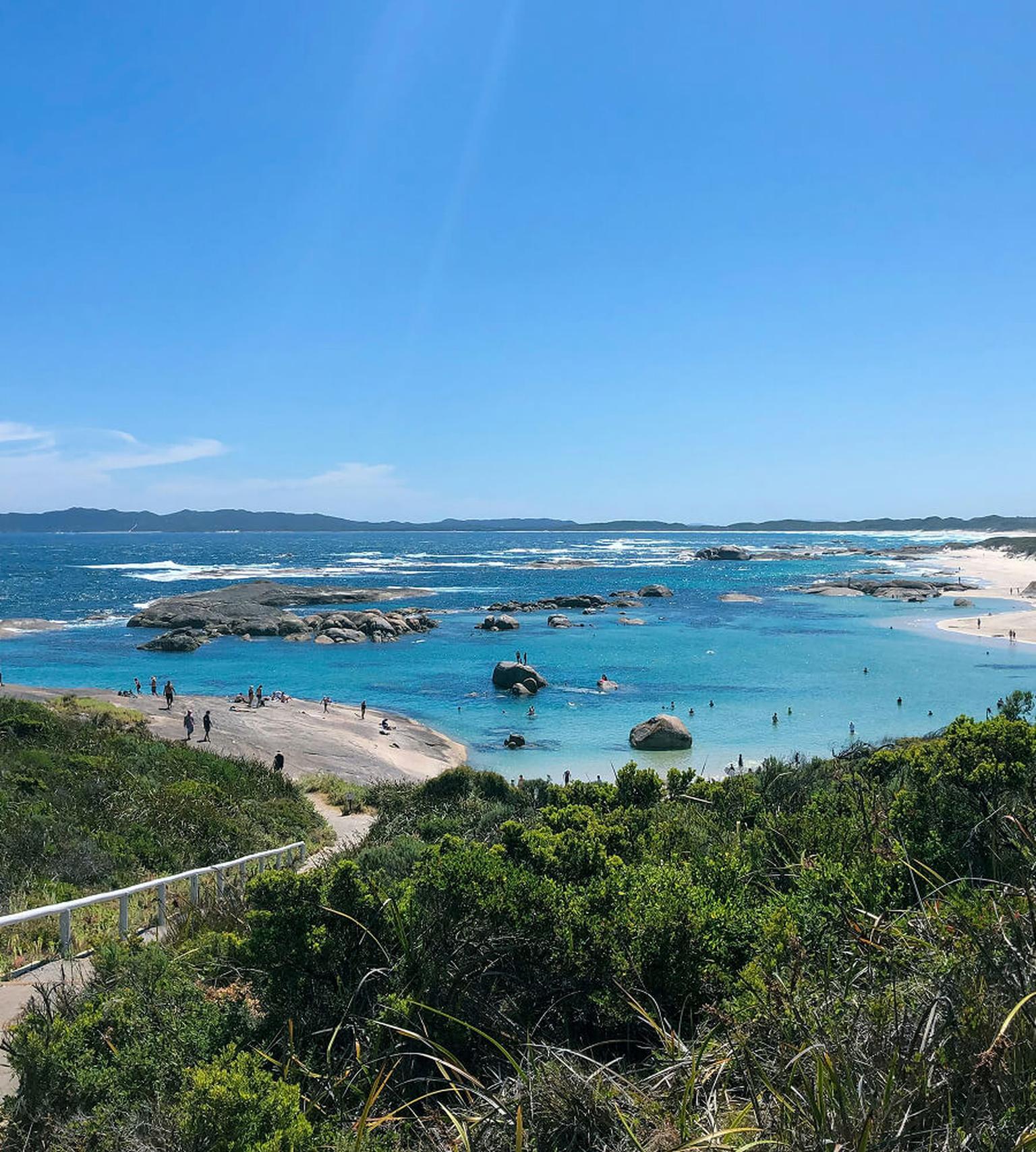 Teilnehmer eines Auslandspraktikums in Sydney genießen Freizeit am Strand