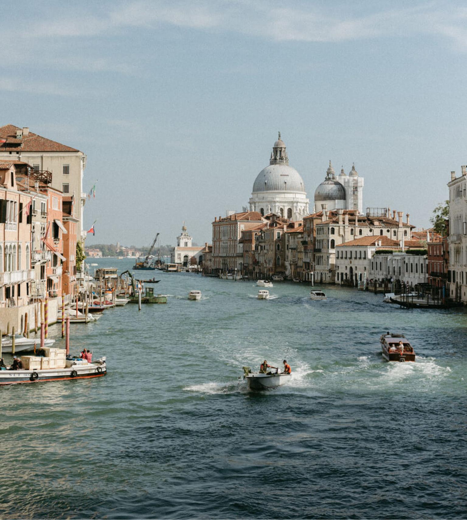 Blick über den Canal Grande in Venedig mit historischen Gebäuden und Booten