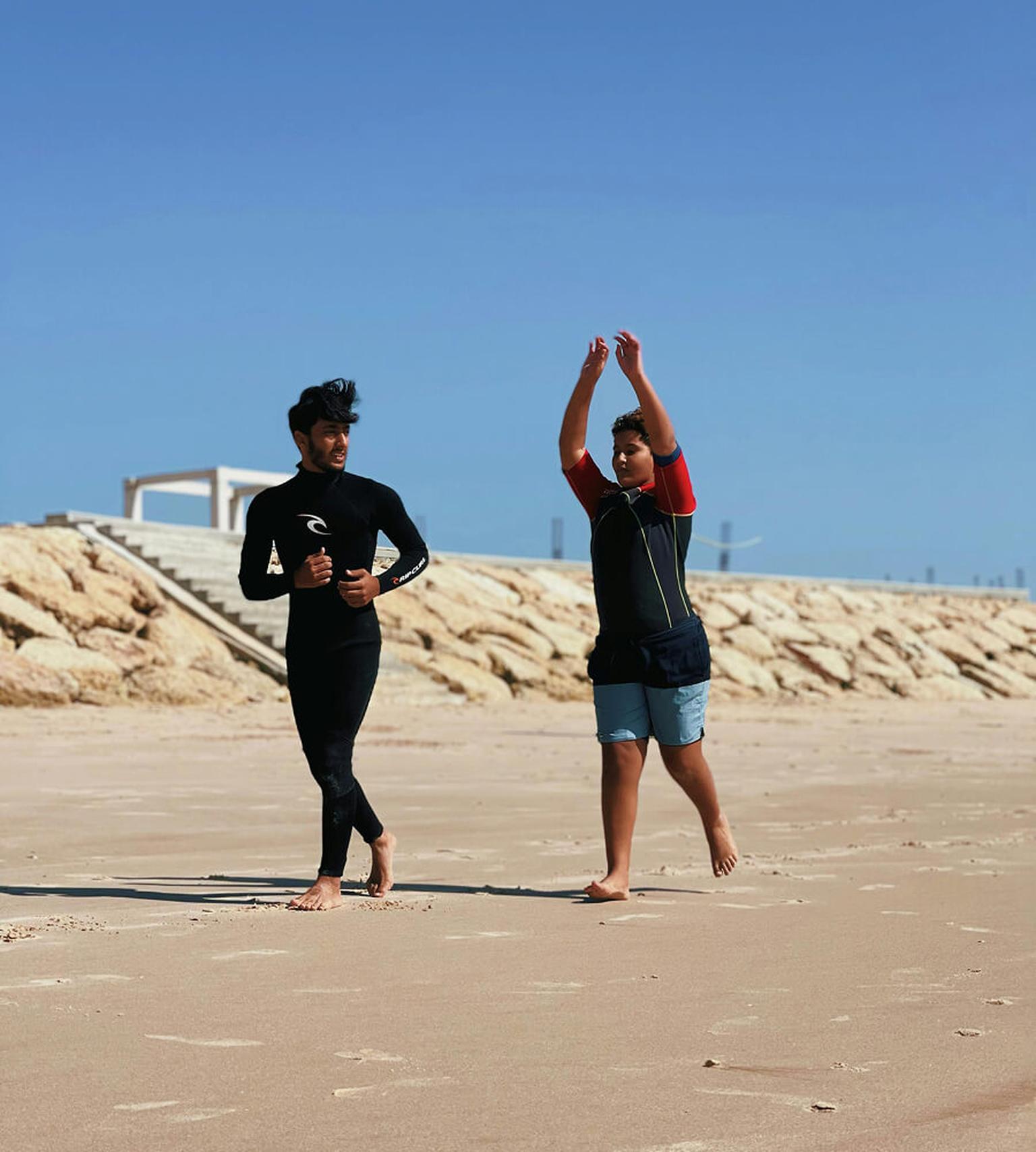 Teilnehmer eines Auslandspraktikums in Kapstadt genießen die Auszeit am Strand