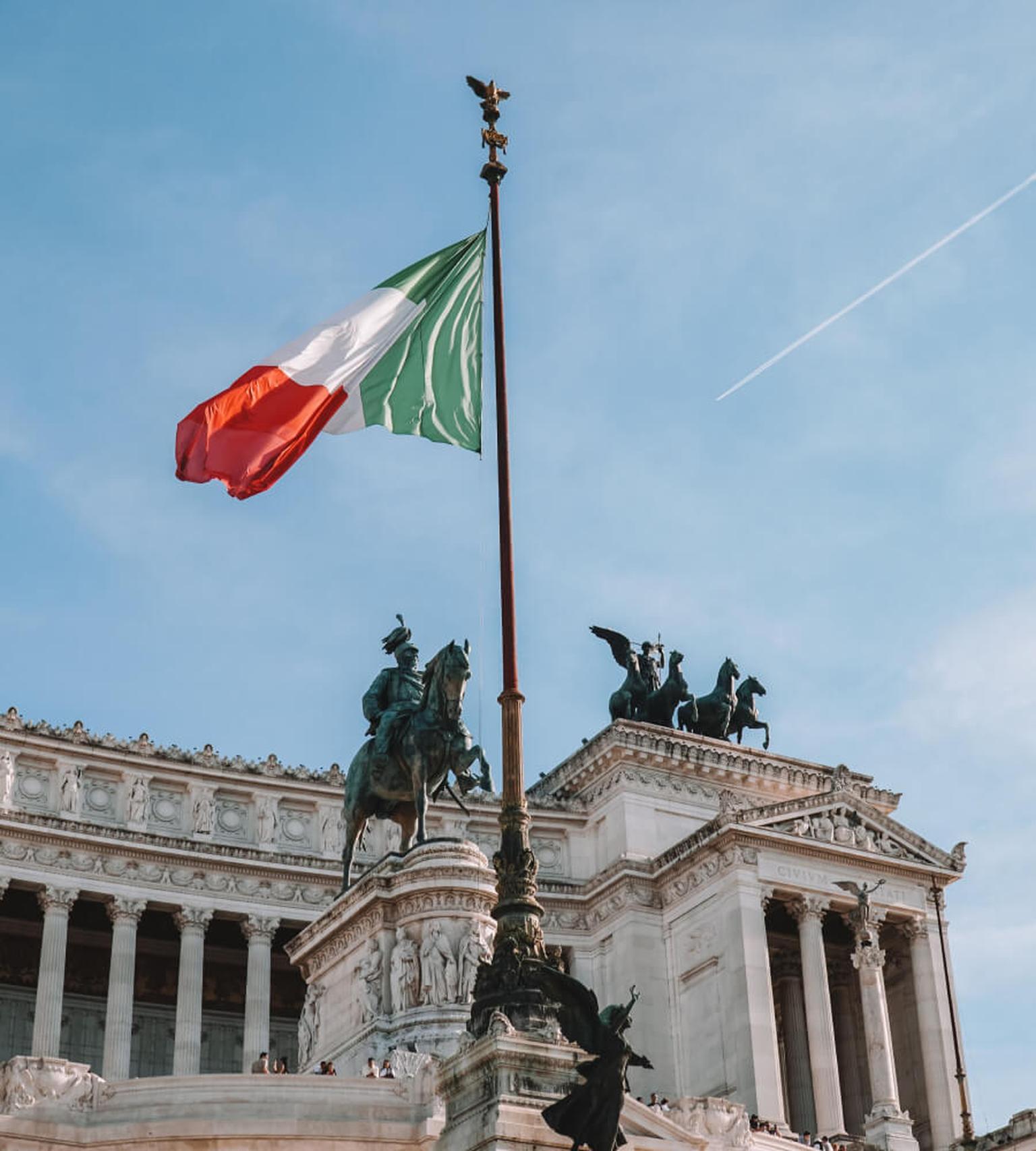 Italienische Flagge vor dem Nationaldenkmal Vittoriano in Rom