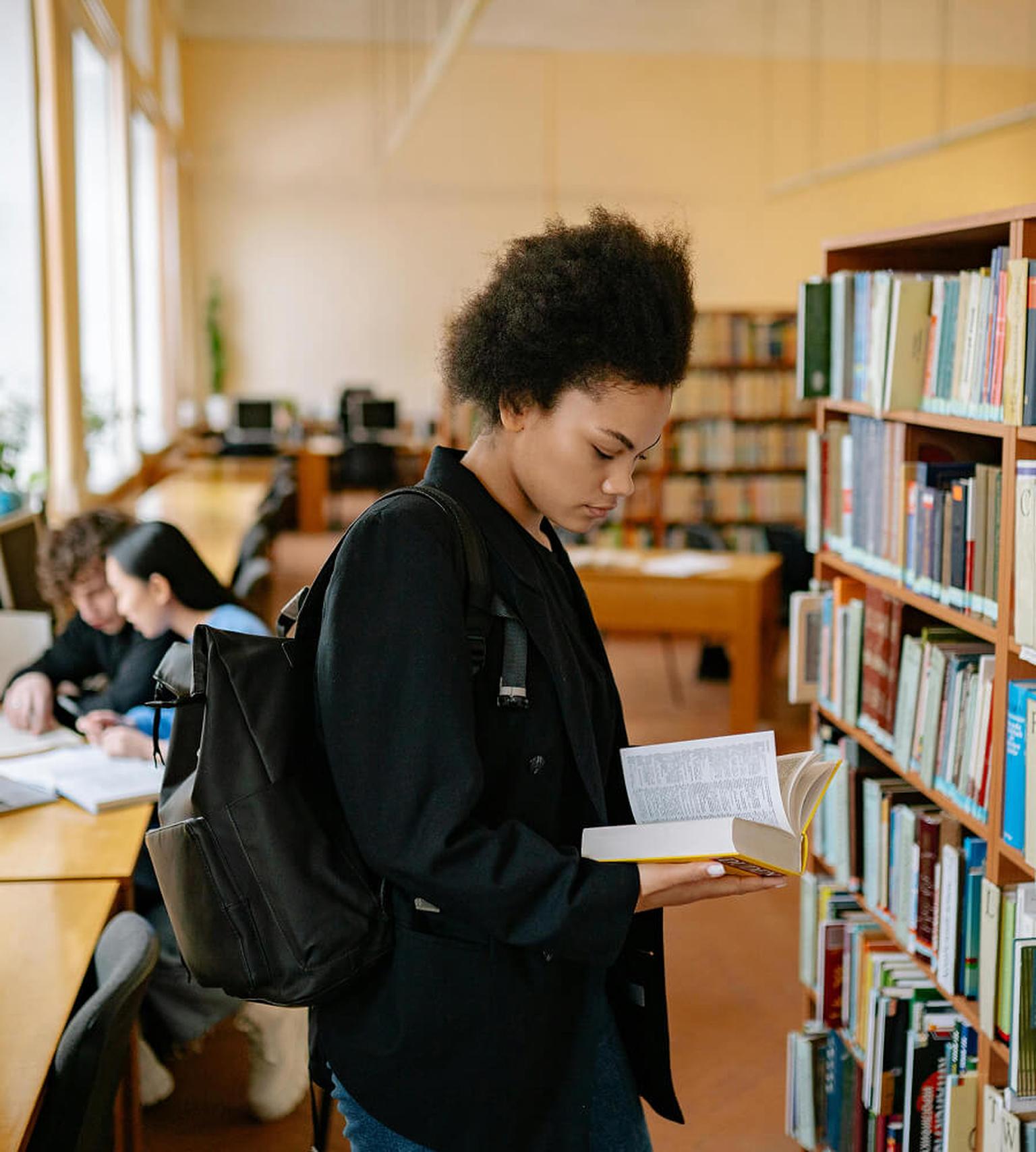 Austauschschülerin in der Bibliothek einer irischen Schule – Einem Land dass sich perfekt für ein Auslandsjahr eignet