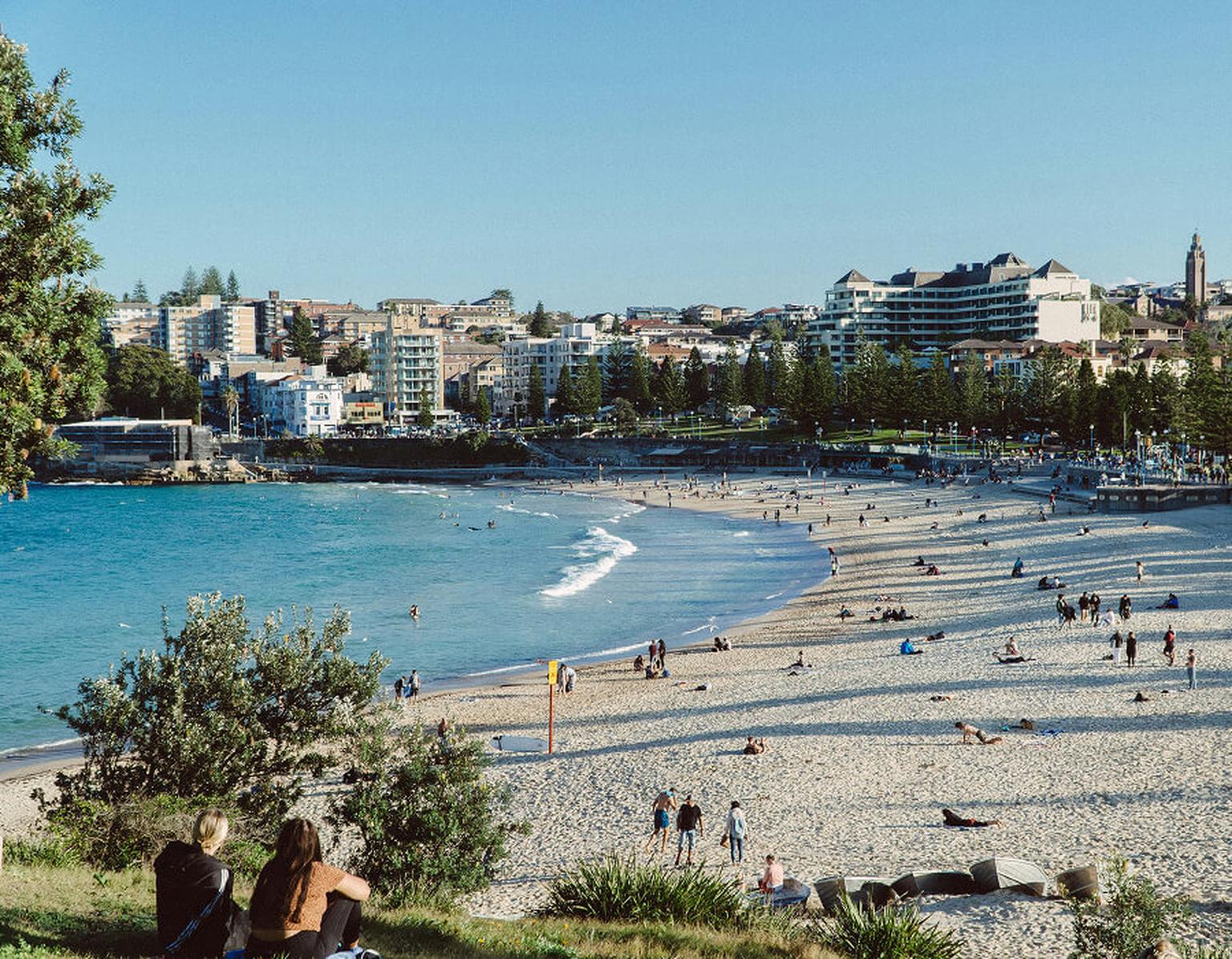 Zwei Praktikantinnen blicken auf Sydney's Bondi Beach