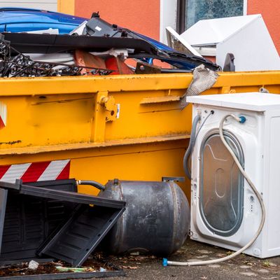 Handwerker ersetzt Ofen